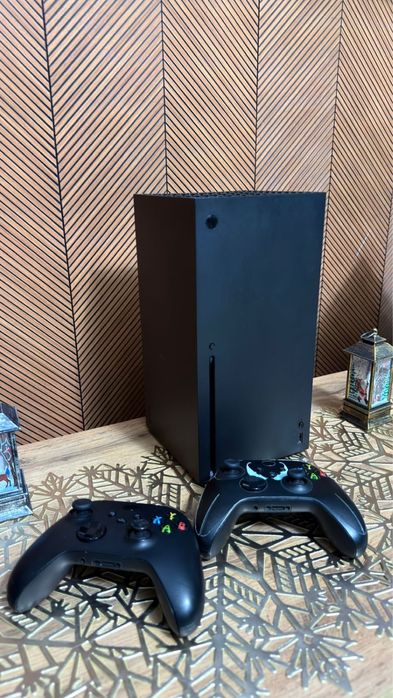 xbox x 1 tb с 2 джойстиками
