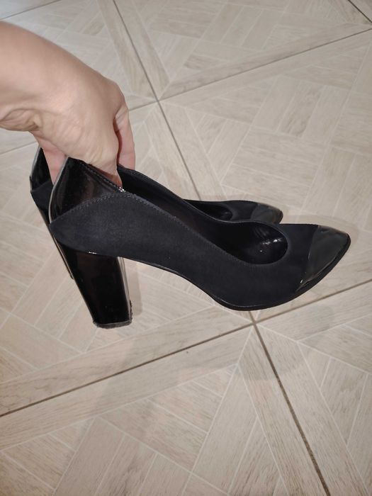 Класически черни обувки на ток