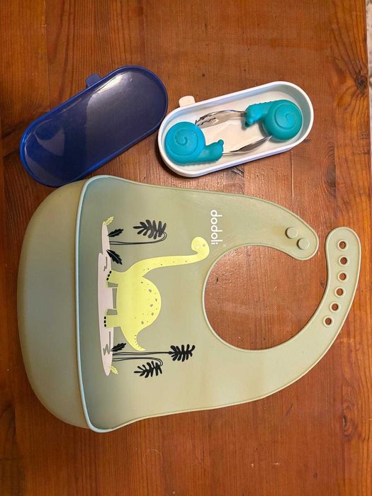 Set de hrănire Dodoli - bavețică și tacâmuri