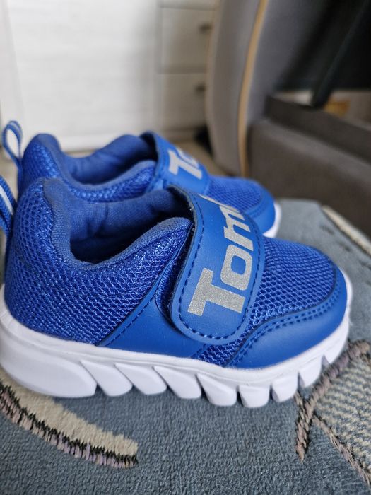 Продам кроссовки новые