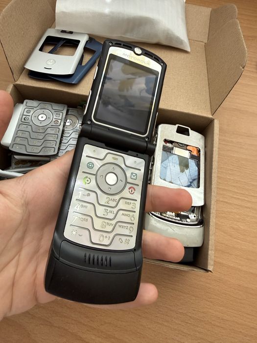 Всякакви части за Моторола Razr V3