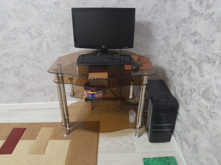 Продаётся Компьютер  стол в подарок