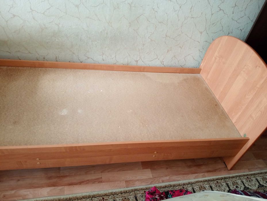 Шкаф и кровать отдам даром