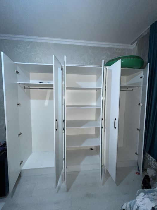 Шкаф белый вместительный