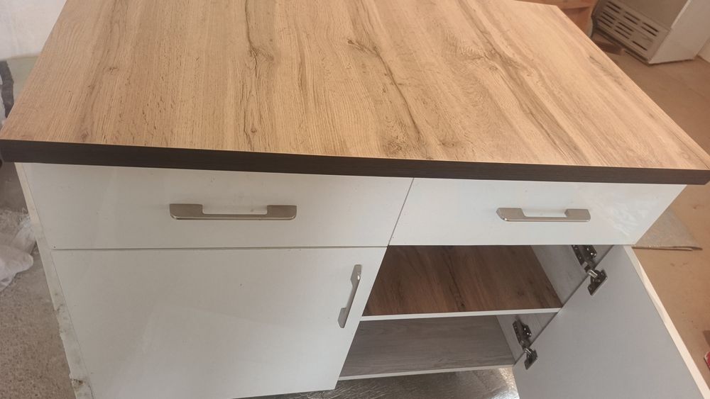 Oshxona yoki uy uchun javon