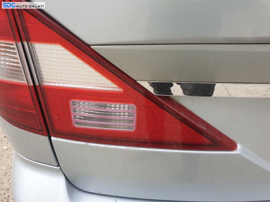 Stop Lampa Tripla Stanga de pe Hayon Haion Portbagaj SsangYong Rodius 2004 - 2012