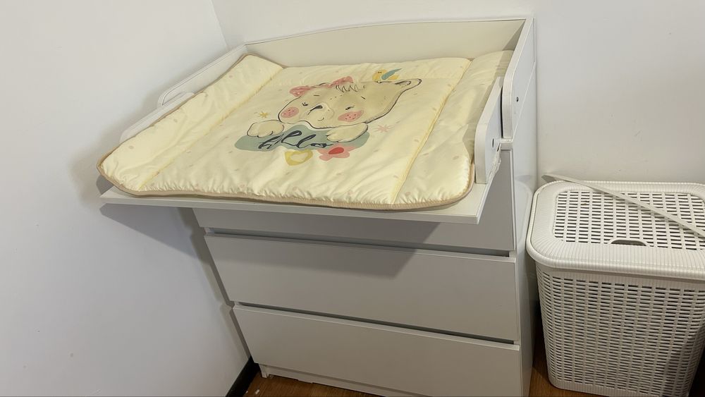 Детская кроватка и комод