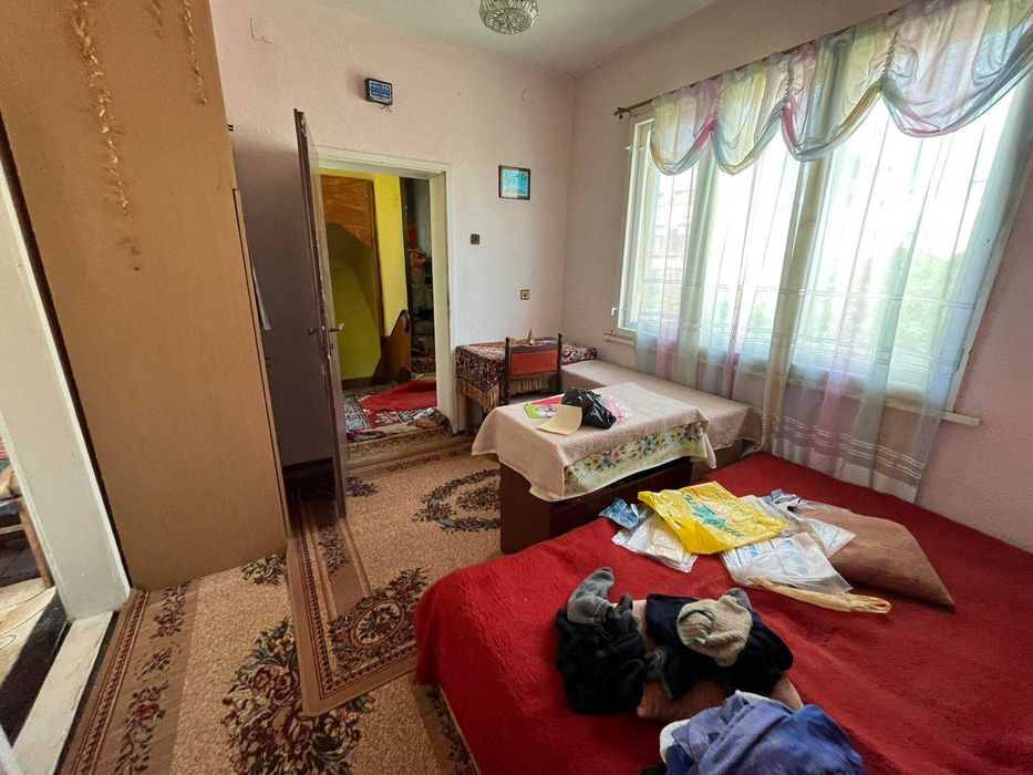 Етаж от къща с двор за продажба в Казанлък – 92 кв.м., изба 47 кв.м.