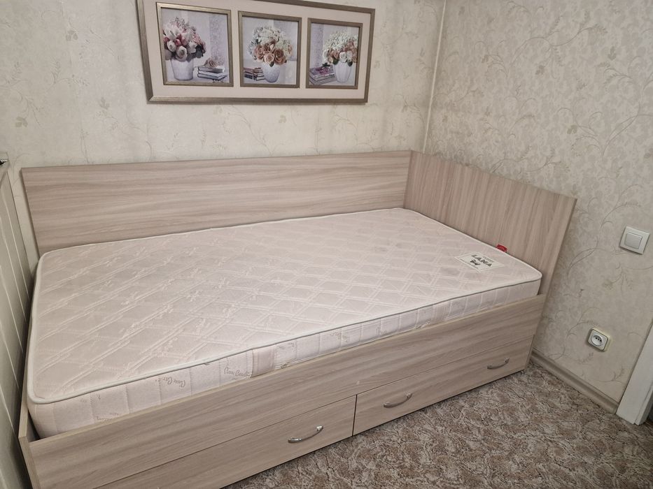 Кровать с матрасом