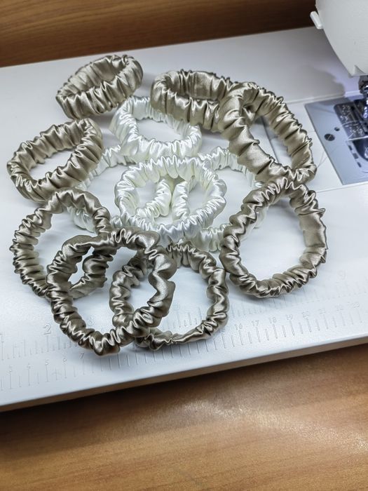 Сатенено скрънчи класик, мини и с дантела.