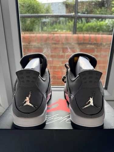 Sneakers Jordan4 Cool Grey cu eticheta (nu Nike, Gucci, Adidas, Balenciaga)