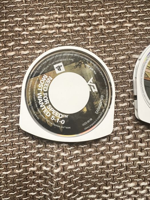 Продавам psp с 4 игри