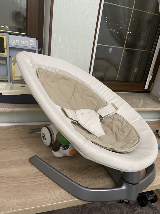 Шезлогн детский Nuna Leaf Cinder