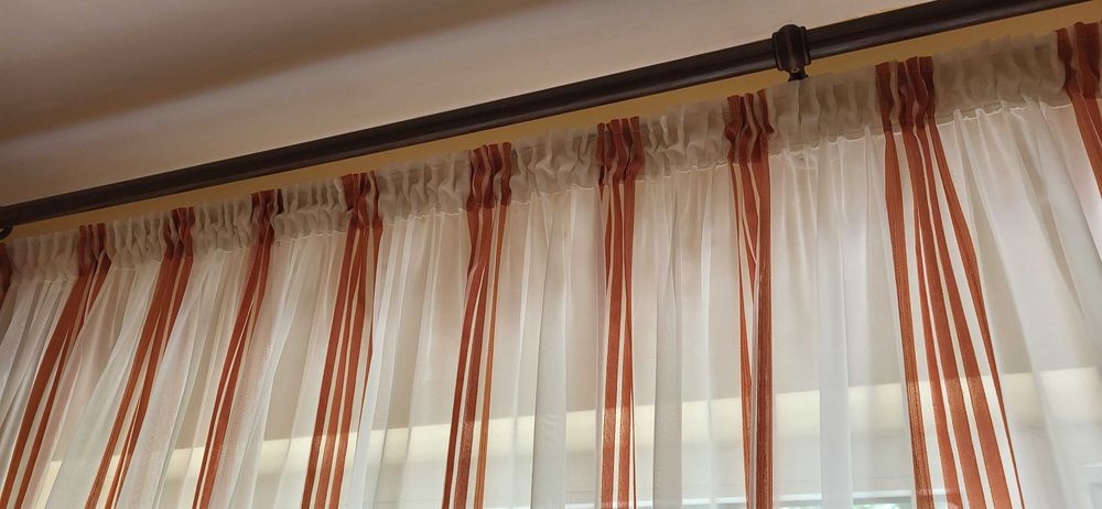 Vand galerie lemn cu perdea si draperie