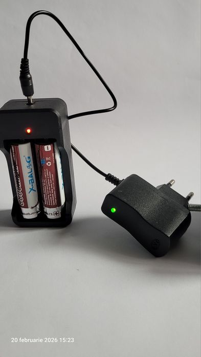 Lanternă tactică cu buton mobil on/of.