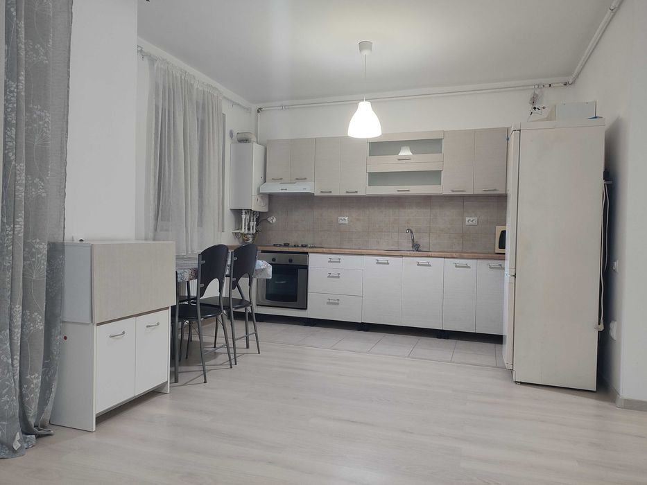 Închiriez apartament cu o cameră, Str. Florilor, 34 mp + terasă, 300€