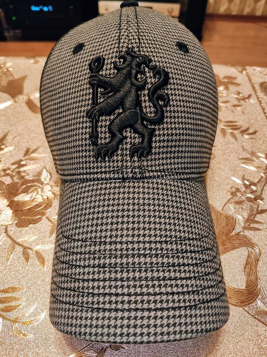 Почти нови шапки.Under Armour.Chelsea.Barcelona.Liverpool