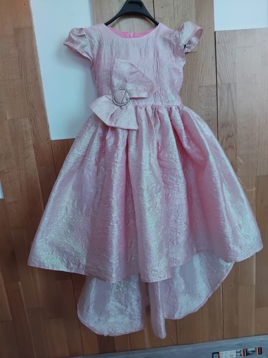 Продам нарядные платье