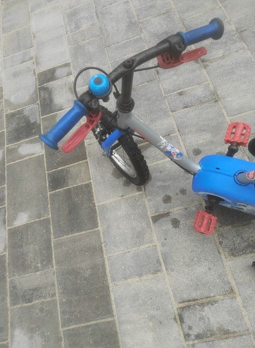 Bicicletă cu roți ajutătoare