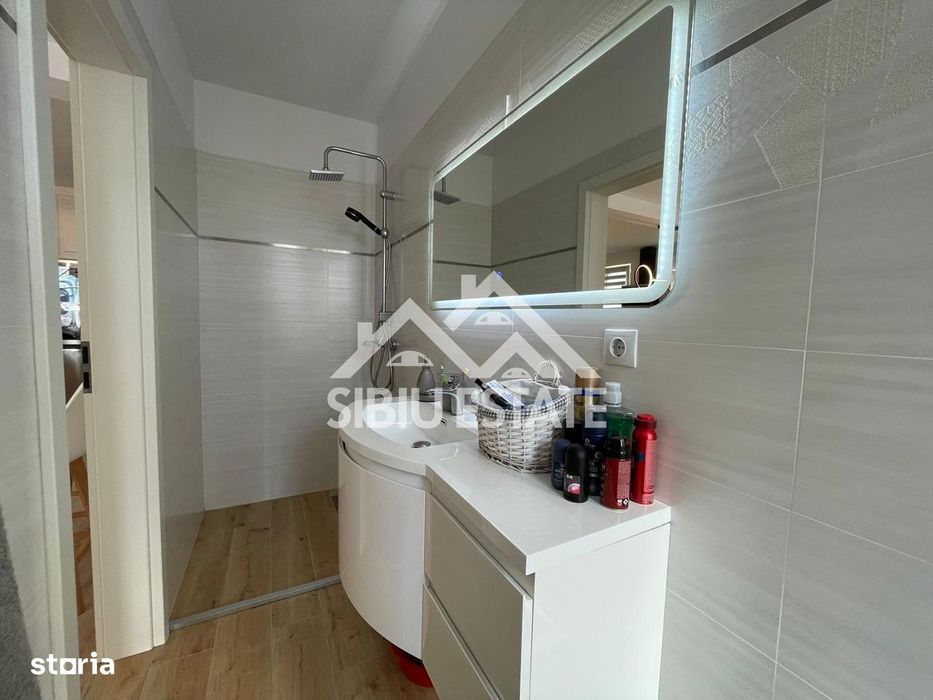 Casa cvadruplex de vanzare 4 camere, 2 locuri de parcare