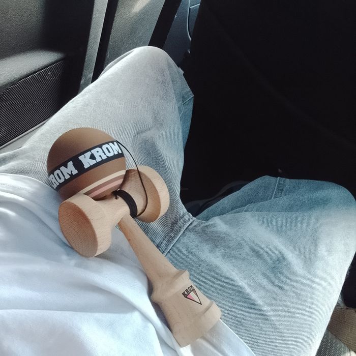 Vând kendama strogo neapolitan și Ken de slaydawg 4 cu tama de okendama Kandy  PRET: 170,200