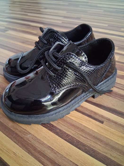 Pantofi baietei lucioși
