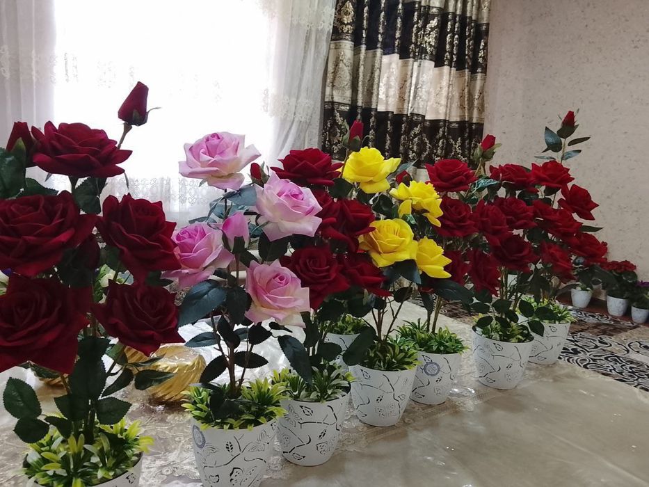 Chiroyli suniy gullar.