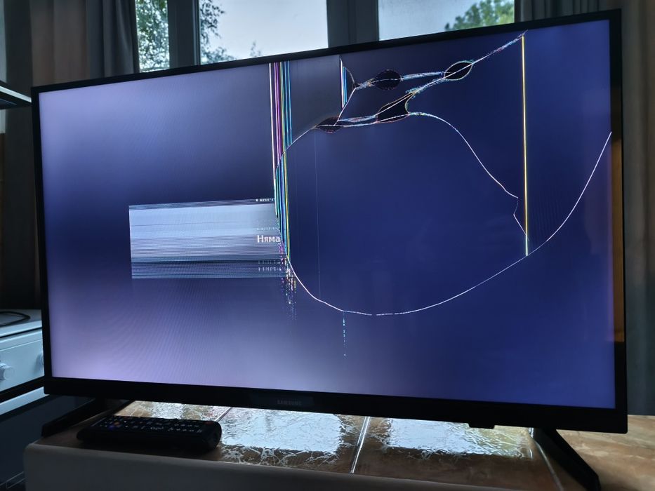 Samsung UE32T4002AK— счупен дисплей — за части