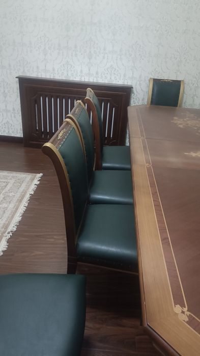 Стол стулья комплект в гостиную.