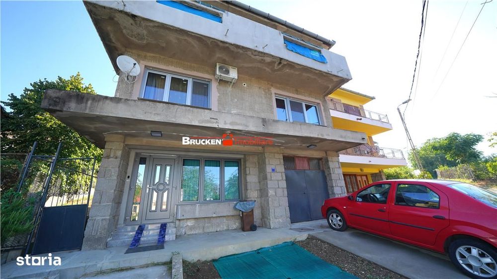 Apartament cu terasa, curte si parcare, intr-o zona linistita de case