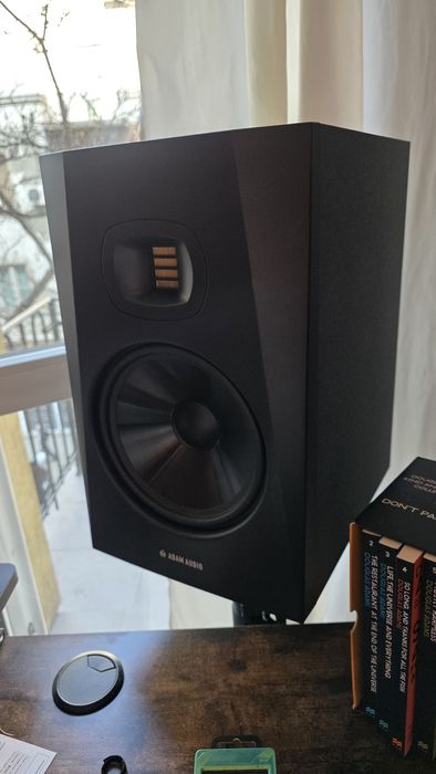 Adam Audio T8V stand bundle