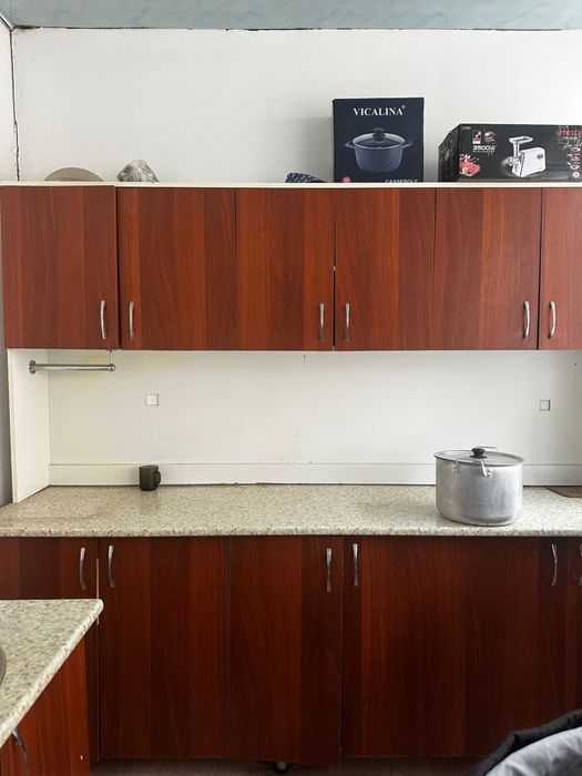 Жақсы сақталған асхана гарнитуры қолданыста болған