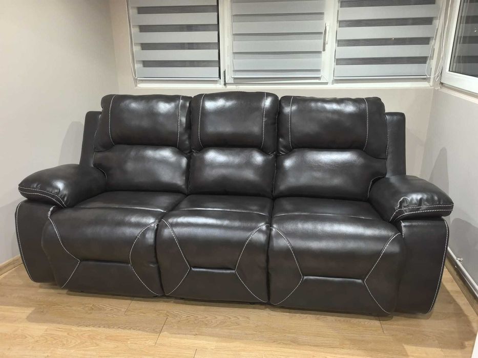 Vând canapele din piele neagră