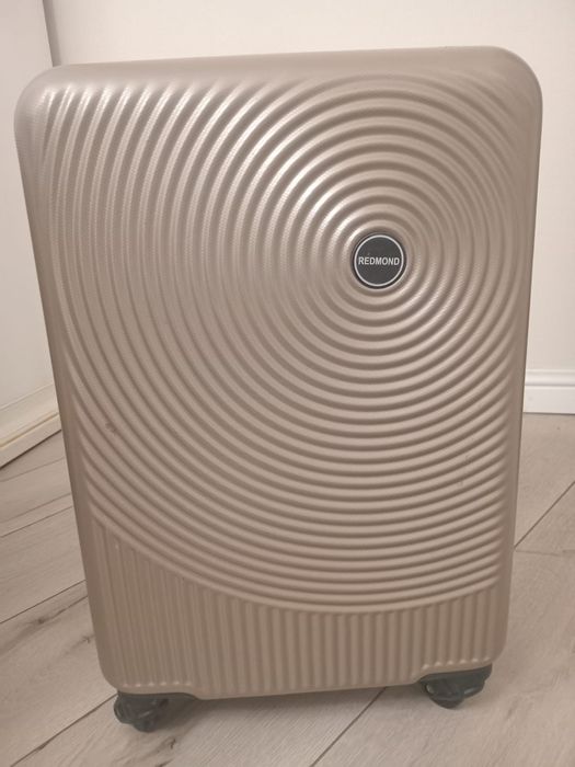 Продам б/у чемоданы