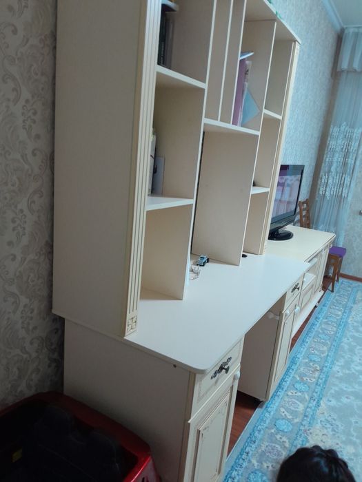 Письменный рабочий стол-шкаф для студента