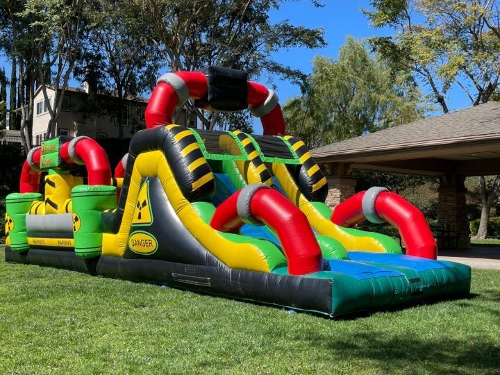 Надуваем замък DANGER ZONE под наем