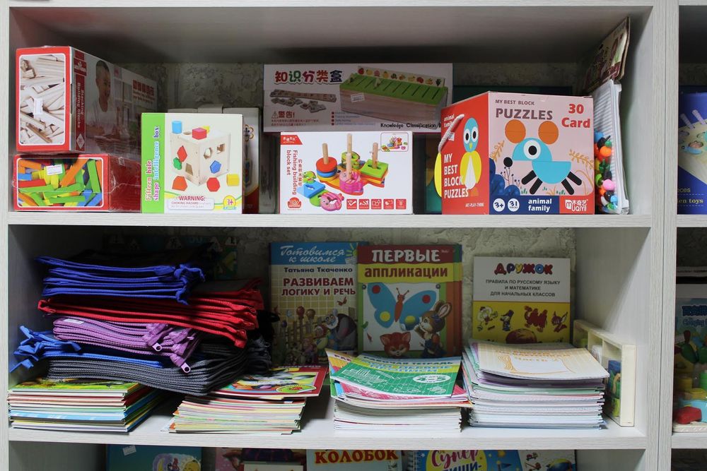 Развивающие игрушки, книги, канцтовары