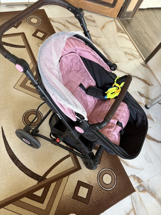 Продава се детска количка.