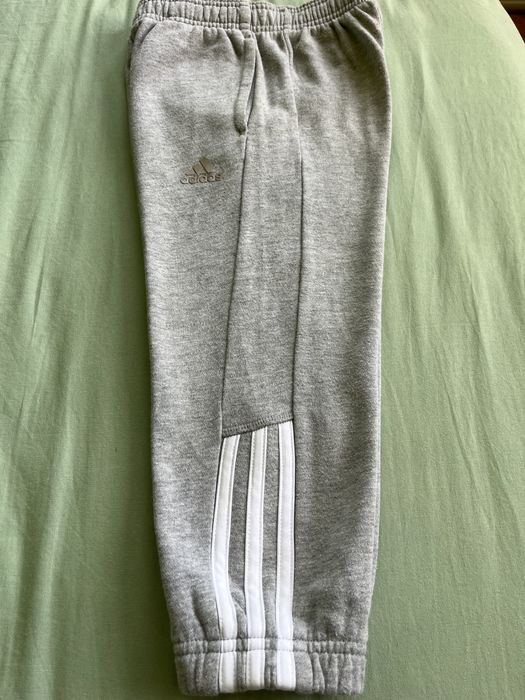 Продавам анцунг Адидас