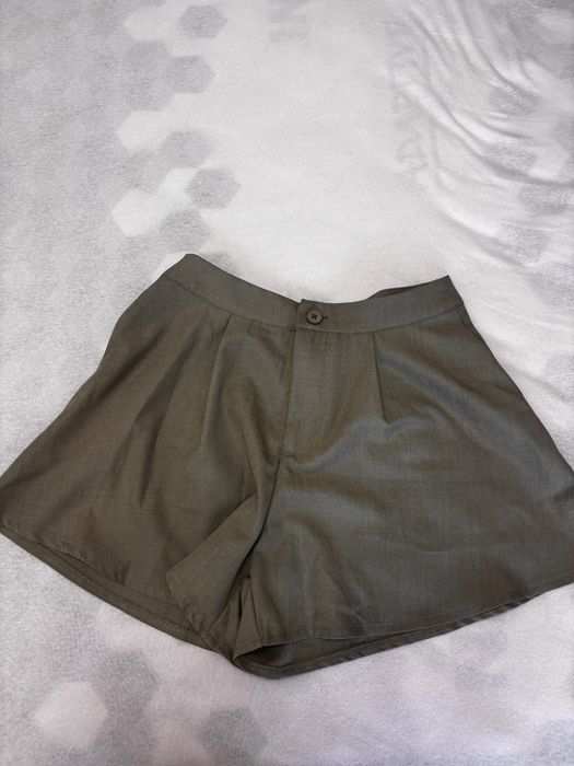 Къси панталони в цвят Khaki