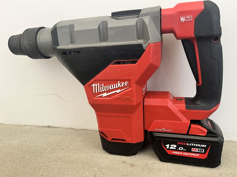 Milwaukee rotopercutor cel mai mare din gama sa cu bateria de 12 amp