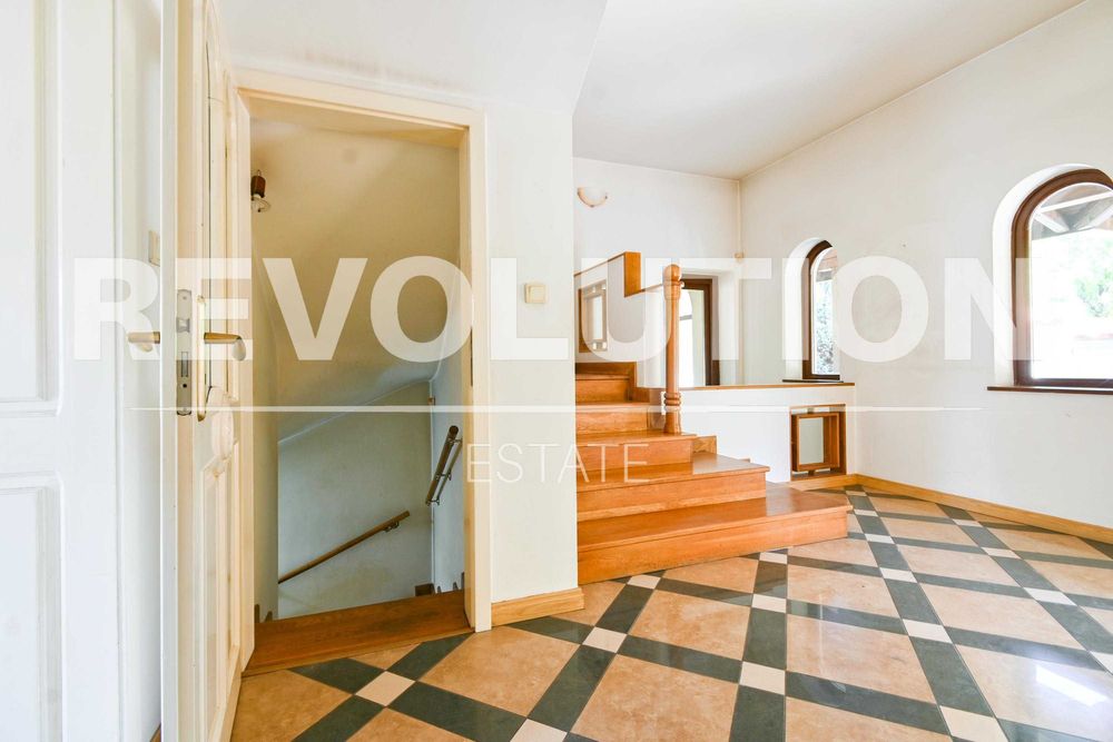 Къща на два етажа в гр. Банкя