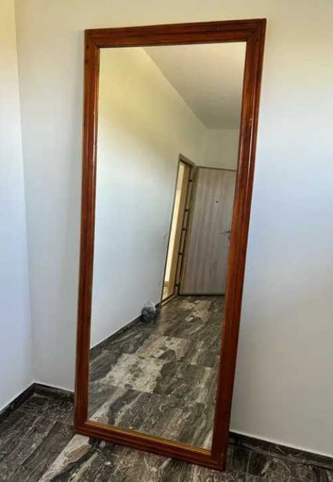 Oglinda cu rama din lemn