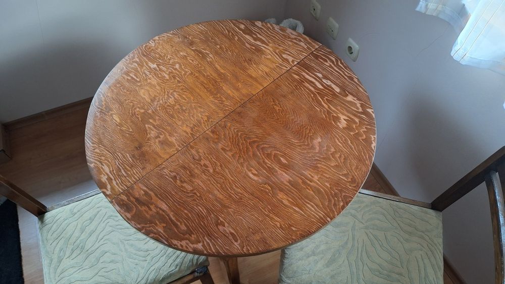 Кръгла кухненска маса и 4 стола от масив