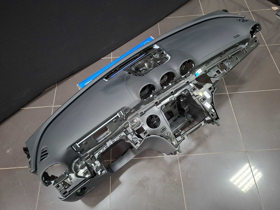 Ново Кожено Табло с Сив шев Mercedes W206 AMG