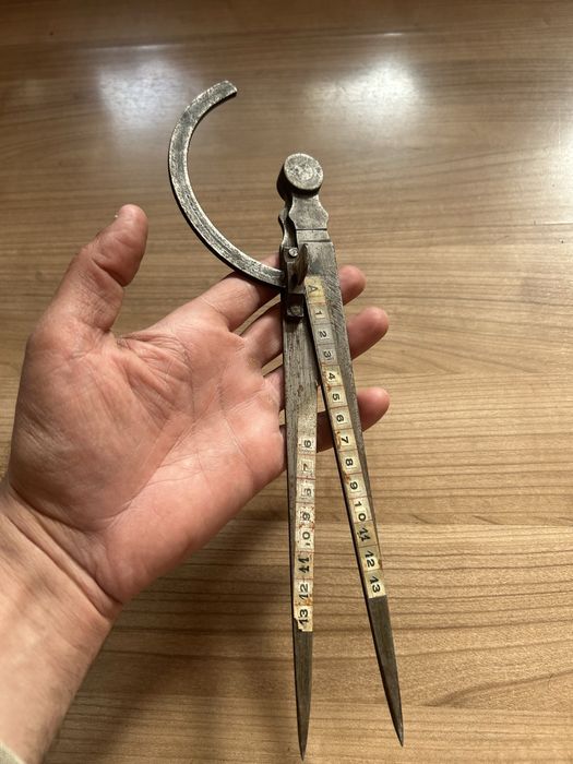 compas de trasaj și masurare vechi, din oțel, folosit în tâmplărie, lăcătușerie sau prelucrarea pielii.