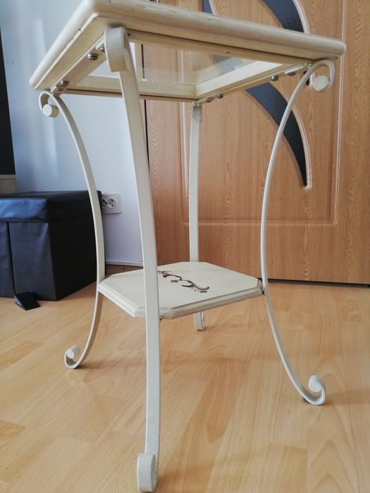 Masa vintage, pictata manual