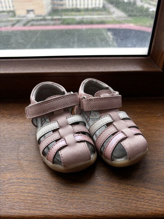 Продам летние сандали для девочки