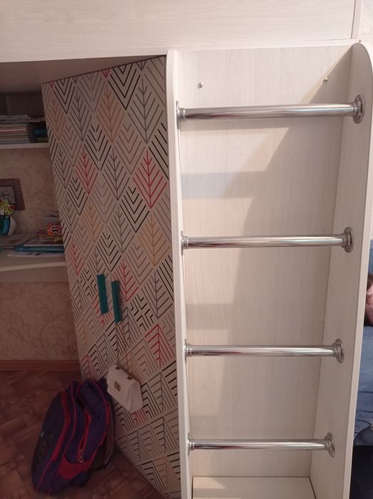 Детская кровать со шкафом.