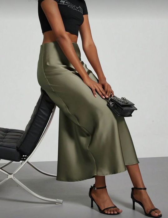 Дълга сатенена пола